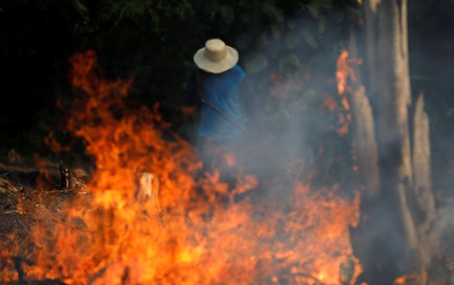 Rekordno število požarov v Braziliji. Krivdo zanje pripisujejo predsedniku države. FOTO: Bruno Kelly/Reuters