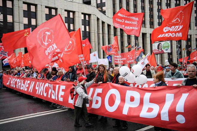 Dogajanje v Rusiji, kjer že tako vlada naelektreno ozračje, potem ko so ducat ljudi obsodili z zaporno kaznijo zaradi sodelovanja v opozicijskih protestih v prejšnjih tednih, zelo odmeva. FOTO: Kirill Kudryavtsev/Afp