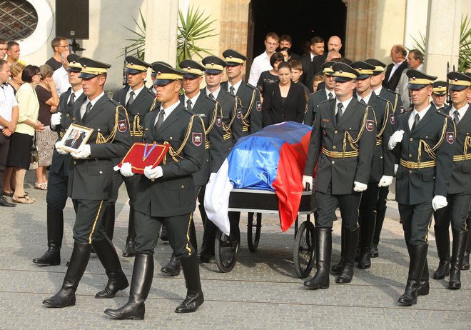 Pogreb Ivana Omana v Škofji Loki je potekal z vojaškimi častmi. FOTO: Jože Suhadolnik/Delo