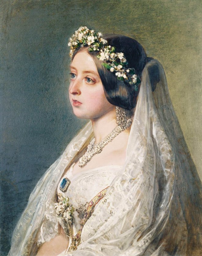 Pred Viktorijino poroko so kraljevske neveste nosile bogate kraljevske insignije, s hermelinovino obrobljene obleke z dragulji. Njena belina je za vselej spremenila poročne obleke. Foto Historic Royal Palaces