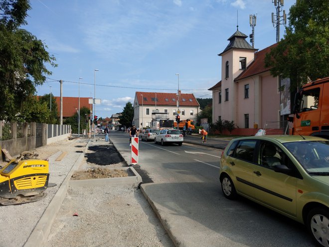 Na križišču Vodnikove in Šišenske je bil promet močno oviran že v sredo. FOTO Aleš Stergar/Delo