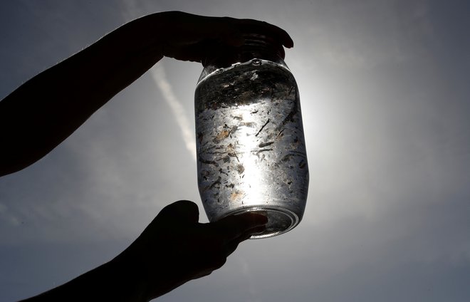Mikroplastiko vse pogosteje najdemo v pitni vodi in jo opisujemo kot manj kot pol milimetra velik delec. FOTO: Eric Gaillard/Reuters