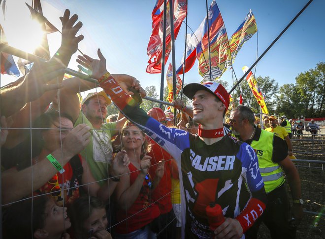 Tim Gajser se je takole veselil naslova v Italiji, v torek ga bo proslavil še v Mariboru. FOTO: Matej Družnik/Delo