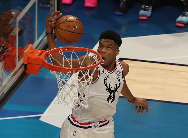 MVP rednega dela minule sezone v ligi NBA Giannis Antetokounmpo iz moštva Milwaukee Bucks je prvi zvezdnik grške reprezentance in SP. FOTO: USA Today Sports