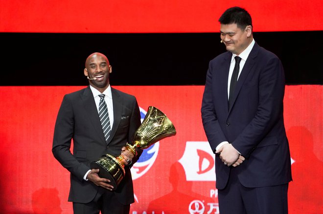 Kobe Bryant in Yao Ming pričakujeta udeležence SP s šampionskim pokalom. FOTO: Reuters