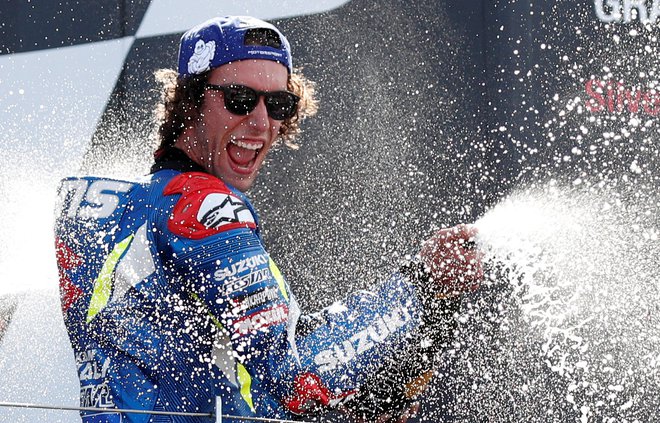 Alex Rins je burno proslavil drugo zmago v razredu motogp. FOTO: Reuters