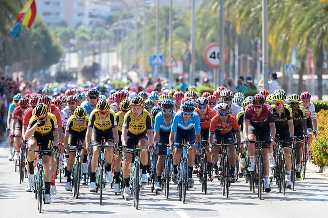 Kolesarji ekipe Jumbo Visma (levo v rumenih dresih) so bili s Primožem Rogličem osmoljenci 1.etape, a so dan kasneje že prikolesarili v ospredje. FOTO: AFP