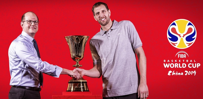 Andreas Zagklis (levo) z enim od ambasadorjev SP Dirkom Nowitzkim. FOTO: FIBA