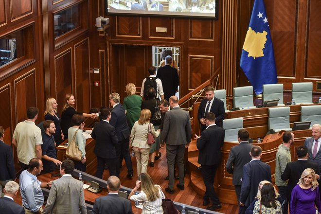 Kosovski poslanci so izglasovali razpustitev skupščine in&nbsp;odprli pot predčasnim volitvam. FOTO: Stringer/AFP