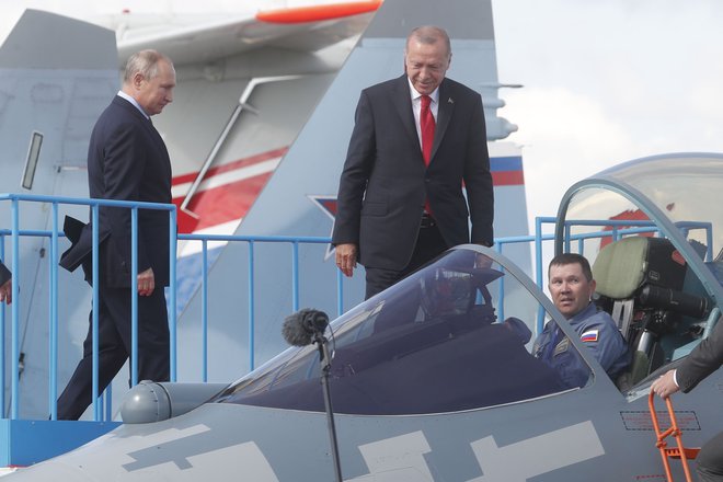 Putin in Erdoğan naj bi se pogovarjala tudi o turškem nakupu ruskih vojaških letal. Foto: Maxim Shipenkov/Afp