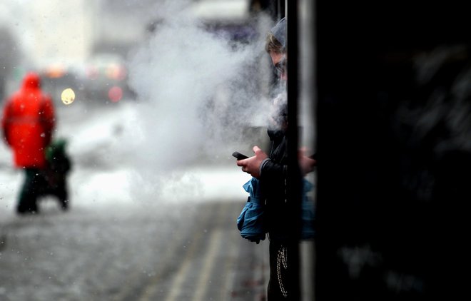 Elektronske cigarete niso dokazano učinkovit način pomoči pri opuščanju kajenja, poudarjajo na NIJZ. Foto Roman Šipić