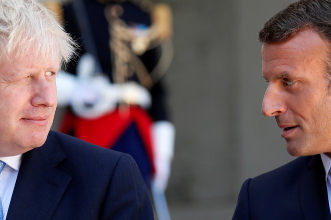 Francoski predsednik Emmanuel Macron in britanski premier Boris Johnson med izjavo o brexitu.&nbsp; Foto Gonzalo Fuentes Reuters