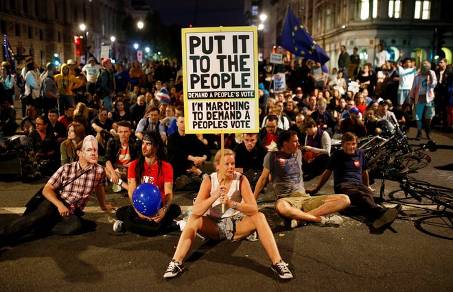 A demonstrator holds a banner, during an anti-Brexit protest, outside the Houses of Parliament in London, Britain August 28, 2019. REUTERS/Henry Nicholls Foto Henry Nicholls Reuters