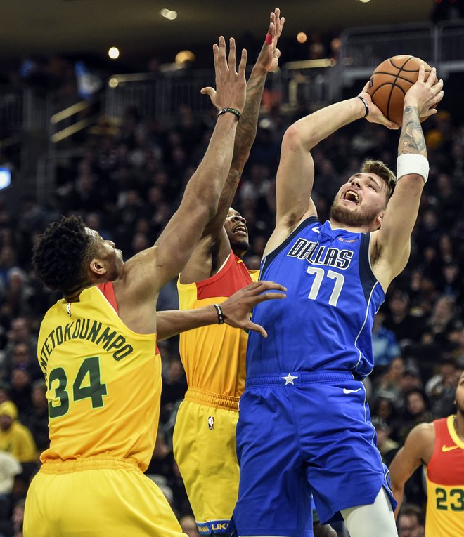 Ljubitelji košarke bodo na Kitajskem pogrešali Luko Dončića, zato pa bodo videli Giannisa Antetokounmpo (levo). Foto Reuters