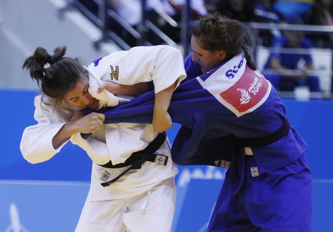 Klara Apotekar (desno) se bo na svetovnem prvenstvu v Tokiu borila za bronasto kolajno. FOTO: Reuters