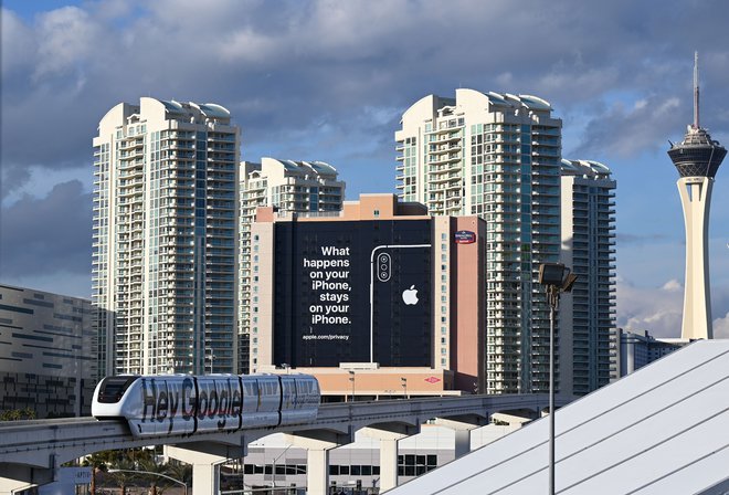 Apple rad izziva konkurenco. FOTO: AFP