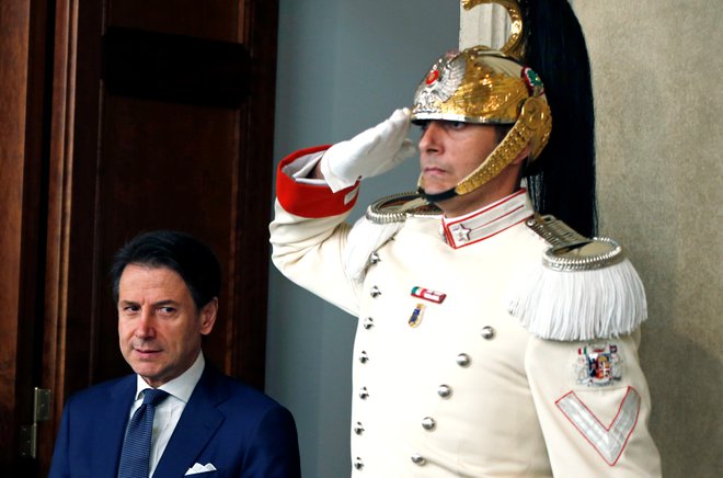 Vlada je v rokah novega starega premiera Giuseppeja Conteja, ta bo potreboval veliko poguma in, ja težko bo. FOTO: REUTERS/Ciro de Luca.