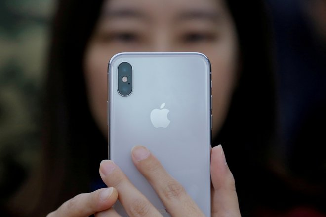 Googlova ekipa je Apple o ranljivostih obvestila že 1. februarja letošnjega leta, šest dni kasneje so pri Applu izdali popravke. FOTO:Thomas Peter/Reuters