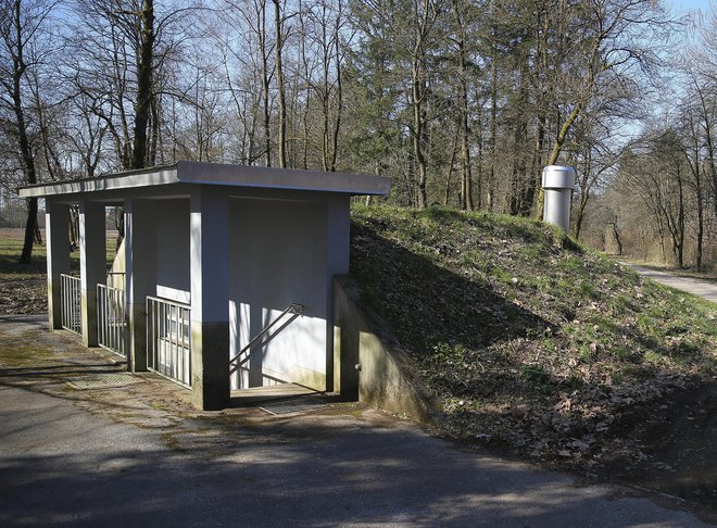 Namesto gradnje dragega kanalizacijskega kanala prek Ljubljanskega polja je treba s tem denarjem trajno zavarovati pitno podtalnico obeh črpališč, torej na Klečah (na fotografiji) in v Hrastju. Foto Jože Suhadolnik