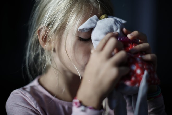 »Otroka, ki izvaja nasilje, je treba izločiti, da ne povzroča nadaljnje škode, da drugi otroci ne trpijo. Pri nas je to obrnjeno na glavo in starši drugih otrok ne pošiljajo več v šole, ker drug otrok izvaja nasilje,« pravi dr. Leonida Zalokar