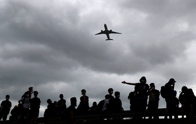 Nekaj protestnikom se je kljub varnostnim pregledom uspelo prikrasti v glavni terminal, a jih je policija odstranila. FOTO: Kai Pfaffenbach/Reuters