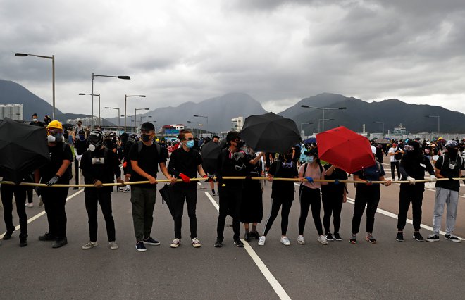 Zadnji spopadi med protestniki so izbruhnili, potem ko so se protestniki sredi meseca podali na hongkonško letališče in povzročili pravi prometni kaos in številne odpovedi letov. FOTO: Kai Pfaffenbach/Reuters