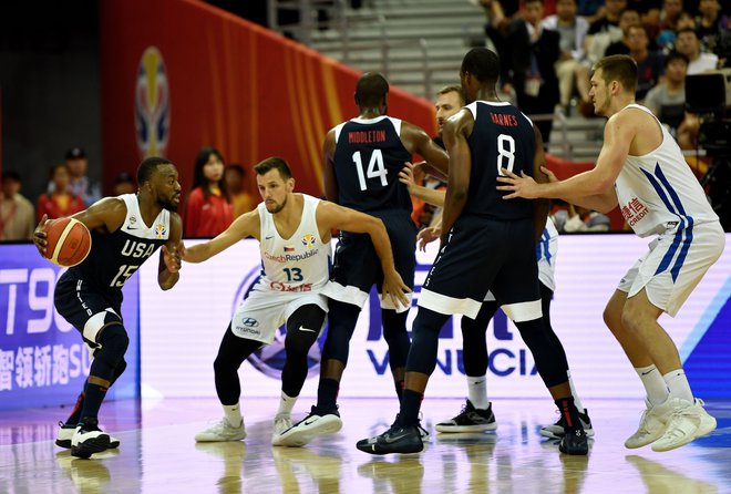 Ameriški košarkarji (z žogo Kemba Walker) so proti Češki prišli do prve zmage na Kitajskem. FOTO: AFP