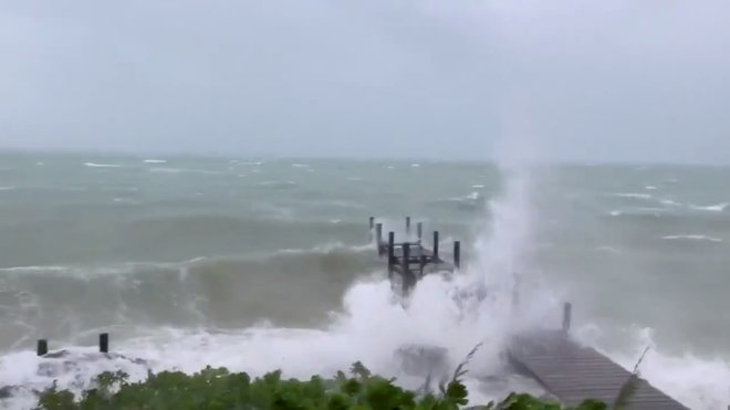 Gre za najhujši orkan, ki je kadar koli zajel Bahame. FOTO: Christopher Hall/Reuters