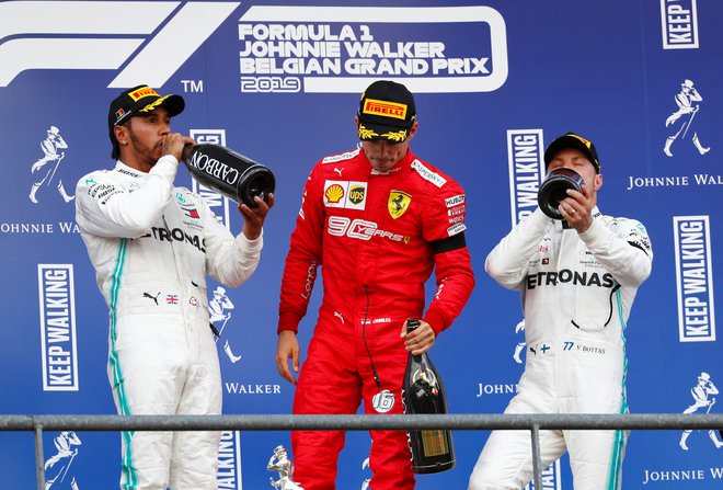 Formula One F1 - Belgian Grand Prix - Spa-Francorchamps, Stavelot, Belgium - September 1, 2019 Ferrari's Charles Leclerc celebrates on the podium after winning the race alongside second placed Mercedes' Lewis Hamilton and third placed Mercedes' Valtteri Bottas  REUTERS/Francois Lenoir Foto Francois Lenoir Reuters