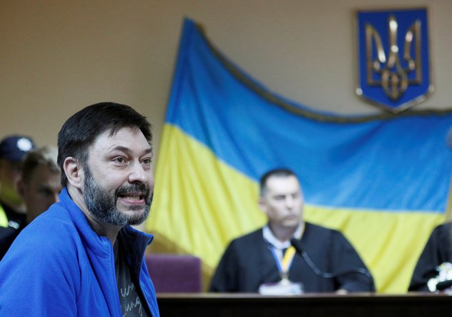 Ruski novinar Kiril Višinski (levo) je odločno zavrnil, da bi ga izmenjali, saj hoče na ukrajinskem sodišču dokazati, da je nedolžen, &raquo;politični&laquo; proces proti njemu pa &raquo;zmontiran&laquo;. Foto: Reuters