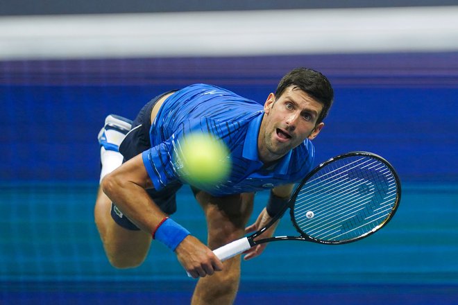 Novak Đoković je imel od začetka turnirja težave z levo ramo. FOTO: AFP