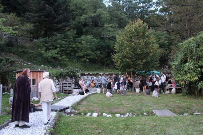 Območje Mrzlega studenca v Kobaridu, kjer so križarji nekoč prekinili čaščenje lipe in studenca, je zgledno urejeno. Foto Blaž Močnik/Delo