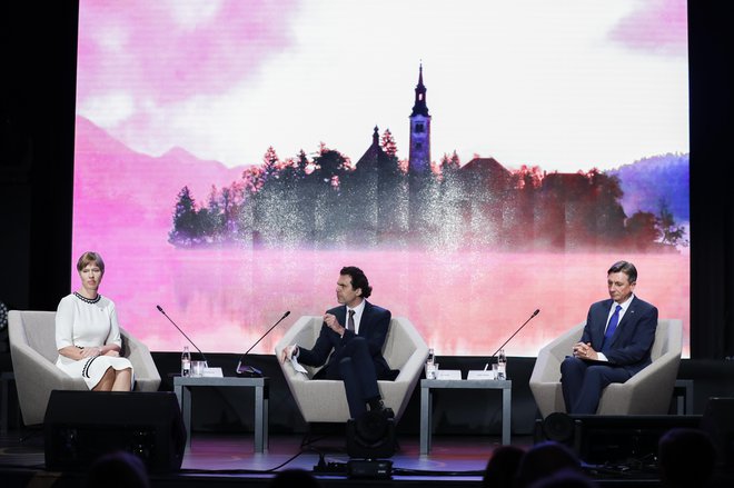 Kersti Kaljulaid, predsednica Estonije, Ali Aslan, voditelj in novinar, in Borut Pahor, predsednik Republike Slovenije na Strateškem forumu na Bledu. FOTO: Uroš Hočevar/Delo