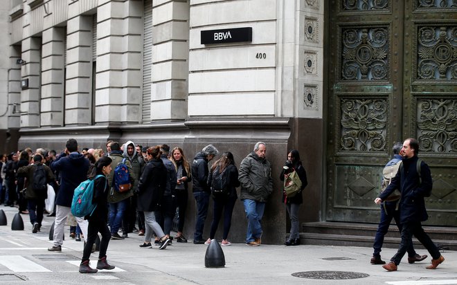 Vrste pred bankami v Argentini. Foto Reuters