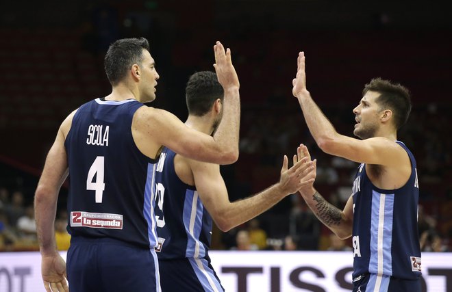 Argentinski veteran Luis Scola je zaznamoval tretji igralni dan SP. FOTO: Reuters