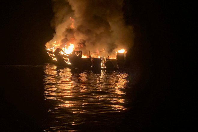 Vzrok požara, ki je na komercialni ladji, namenjeni izletniškim potapljačem, izbruhnil ob ameriškem prazniku dela, ostaja neznan. Na krovu je bilo 39 ljudi. FOTO: Reuters