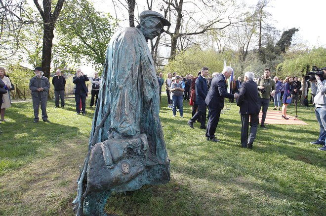 Ne nazadnje pa Pahorjev opus lahko odlično medpredmetno povežemo z zgodovino, in sicer z obdobjem fašizma, ko je bilo v šolah in javnosti Slovencem prepovedano govoriti, delovati in se šolati v maternem jeziku, in gre torej za kolektivni spomin vsaj tretjine slovenskega naroda. FOTO: Leon Vidic/Delo