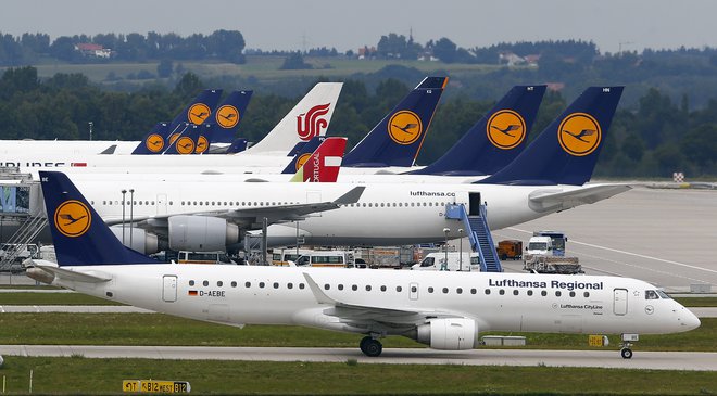 Irski letalski prevoznik Ryanair je poskušal vplivati na odločitev glede podpore Slovenije predlogu o uvedbi obdavčitve emisij ogljikovega dioksida v letalskem prometu. Foto Reuters