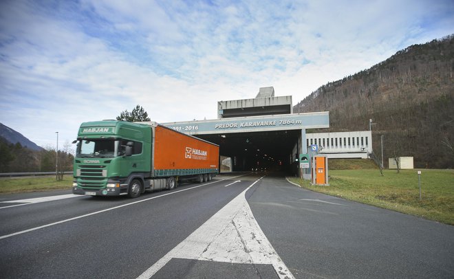 Komisiji predlagajo, naj ministrstvu za infrastrukturo predlaga pregled smotrnosti in zakonitosti postopkov oddaj javnih naročil za izvedbo objektov v dolini Glinščice in za gradnjo predora Karavanke. FOTO: Jože Suhadolnik/Delo