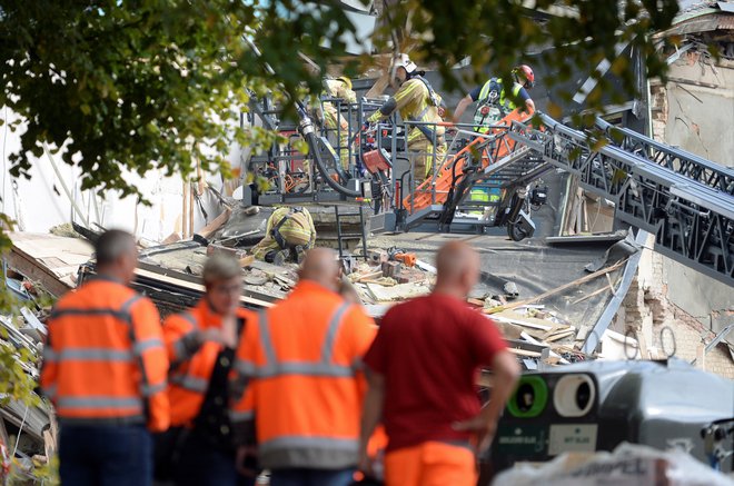 Gasilci in reševalci so včeraj popoldne in vso noč v ruševinah iskali pogrešane. FOTO: Johanna Geron/Reuters