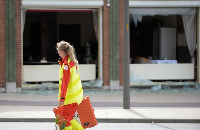 V eksploziji je bilo poškodovanih tudi veliko okoliških stavb. FOTO: Johanna Geron/Reuters