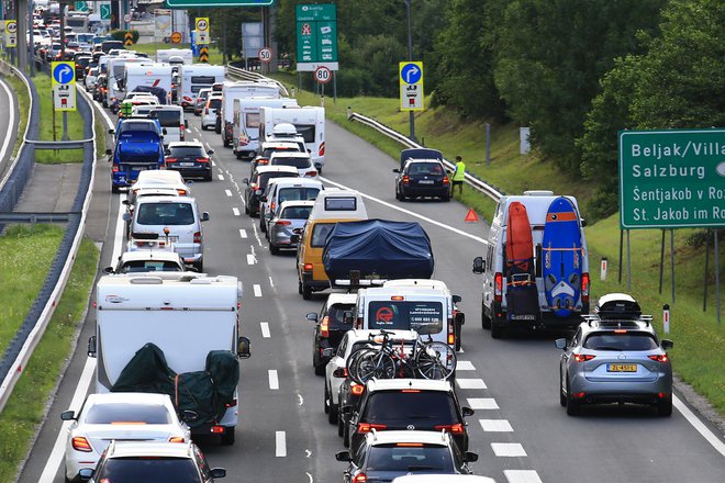 Promet bo največja težava Slovenije zaradi emisij, a tudi zaradi porabe nafte. FOTO: Tomi Lombar/Delo