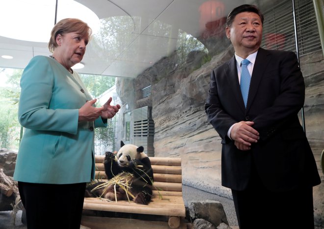 Angela Merkel in Xi Jinping sta pred dvema letoma v Berlinu preizkušala meje &raquo;pandovske diplomacije&laquo;. Tokratni obisk bo posvečen ustvarjanju konkretnih in ne toliko simboličnih vezi. FOTO: Reuters