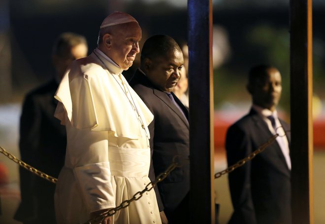 Papeža je po prihodu na letališče v Maputu sprejel mozambiški predsednik Filipe Nyusi. Foto Reuters