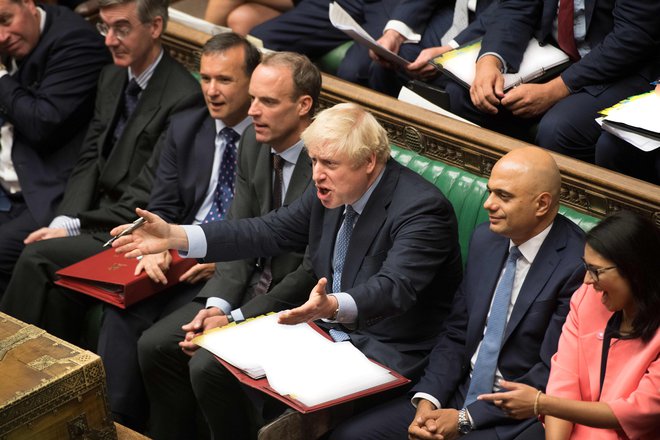 Boris Johnson med današnjim odgovarjanjem na vprašanja britanskih poslancev. Foto Afp