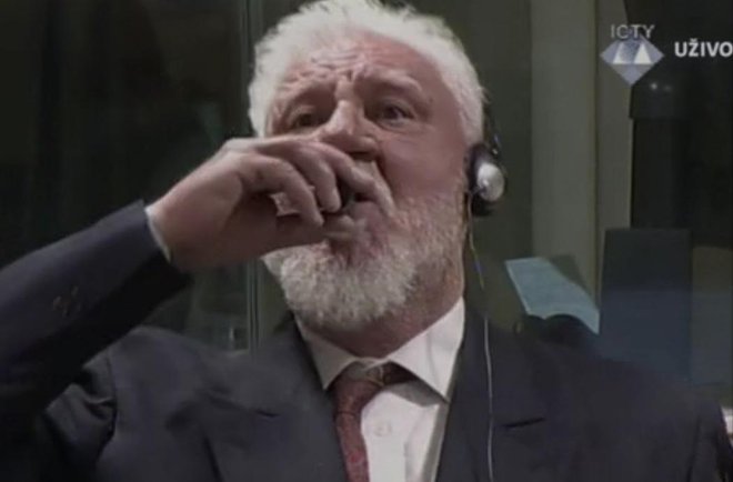 General Slobodan Praljak je med izrekom sodbe v haaški razpravni dvorani vzkliknil, da ni kriv in izpil strup. FOTO: Icty