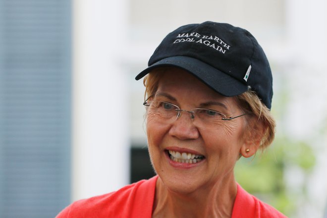 Senatorka Elizabeth Warren je ob morebitni izvolitvi napovedala obračun&shy; z jedrsko energijo. Napis na njeni kapi (&raquo;Naredimo Zemljo spet hladno&laquo;) je nastal po analogiji s spornim sloganom Trumpove predsed&shy;niške kampanje. Foto Reuters