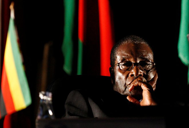 Robert Mugabe je vodil Zimbabve 37 let. FOTO: Mike Hutchings/Reuters
