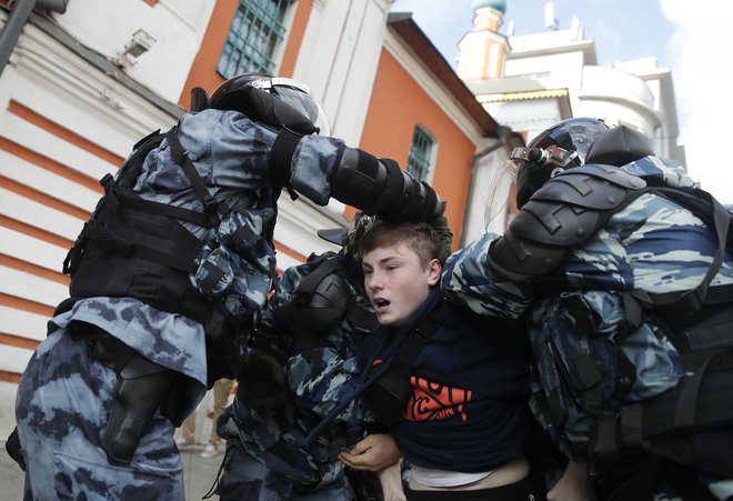 Pretirano policijsko nasilje nad protestniki je dalo težo nevplivnim &shy;moskovskim oblastem. FOTO: Reuters