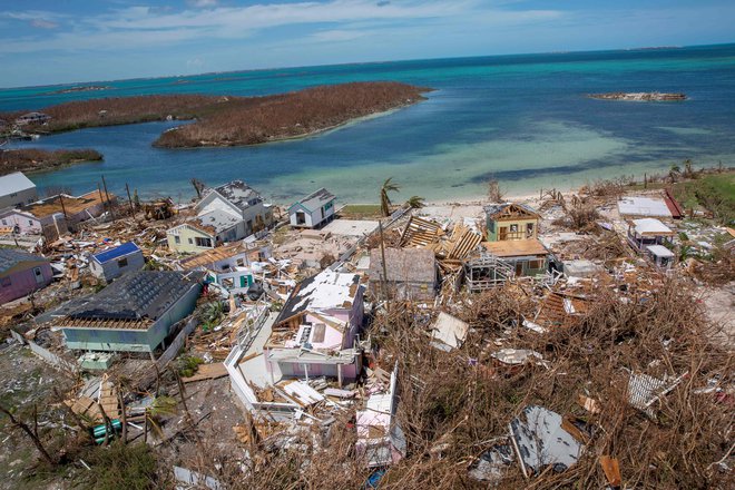 Evropska unija je danes sporočila, da bo Bahamom namenila 500.000 evrov nujne humanitarne pomoči za podporo prebivalstvu na območjih, ki jih je prizadel orkan. FOTO: AFP